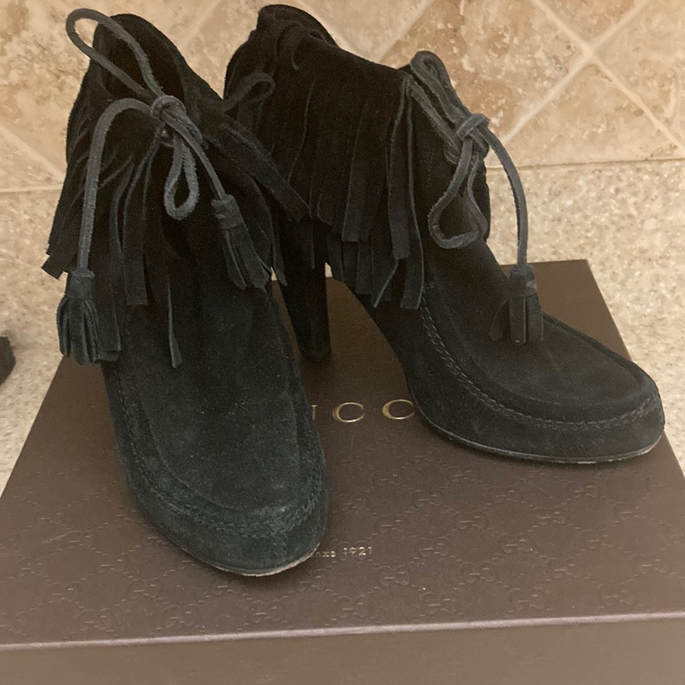 Black suede Gucci’s booties with fringe and tassel 38